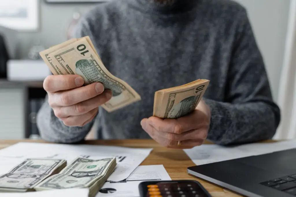 Por que "Pegar Emprestado do Seu Futuro" Pode Arruinar Sua Vida Financeira