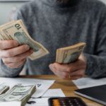 Por que "Pegar Emprestado do Seu Futuro" Pode Arruinar Sua Vida Financeira